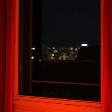 A dal borítója بحبِّك بهدوء