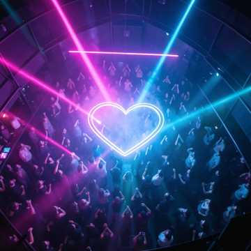 A dal borítója LOVE IN THE LIGHTS